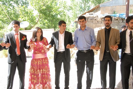 Yüksekova'da 12-13 Haziran 2010 tarihleri arasında evlenen çiftleri sizler için sayfamıza taşıdık.