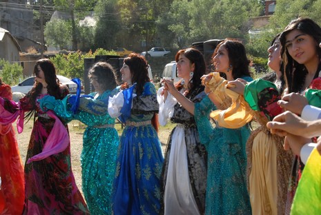 Yüksekova'da 12-13 Haziran 2010 tarihleri arasında evlenen çiftleri sizler için sayfamıza taşıdık.