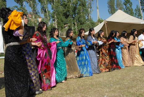 Yüksekova'da 12-13 Haziran 2010 tarihleri arasında evlenen çiftleri sizler için sayfamıza taşıdık.