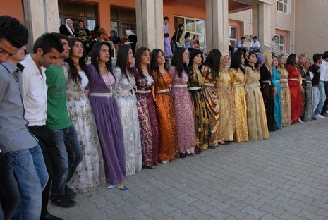 Yüksekova'da 12-13 Haziran 2010 tarihleri arasında evlenen çiftleri sizler için sayfamıza taşıdık.