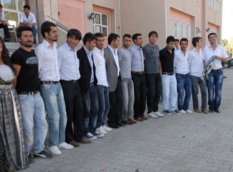 Yüksekova'da 12-13 Haziran 2010 tarihleri arasında evlenen çiftleri sizler için sayfamıza taşıdık.