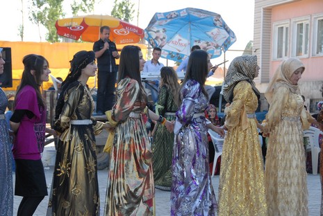 Yüksekova'da 12-13 Haziran 2010 tarihleri arasında evlenen çiftleri sizler için sayfamıza taşıdık.