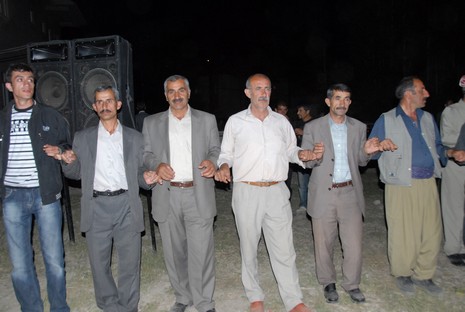 Yüksekova'da 12-13 Haziran 2010 tarihleri arasında evlenen çiftleri sizler için sayfamıza taşıdık.