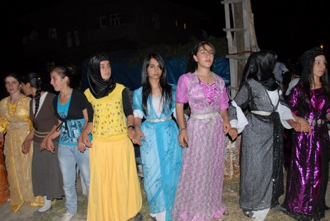 Yüksekova'da 12-13 Haziran 2010 tarihleri arasında evlenen çiftleri sizler için sayfamıza taşıdık.