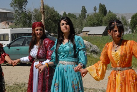 Yüksekova'da 12-13 Haziran 2010 tarihleri arasında evlenen çiftleri sizler için sayfamıza taşıdık.