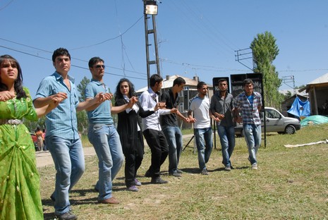 Yüksekova'da 12-13 Haziran 2010 tarihleri arasında evlenen çiftleri sizler için sayfamıza taşıdık.