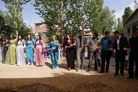 Yüksekova'da 19-20 Haziran 2010 tarihleri arasında evlenen çiftleri sizler için sayfamıza taşıdık.