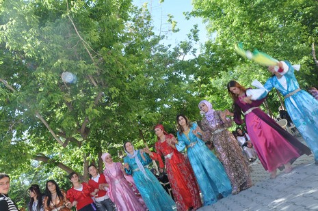 Yüksekova'da 26-27 Haziran 2010 tarihleri arasında evlenen çiftleri sizler için sayfamıza taşıdık.