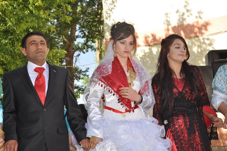 Yüksekova'da 26-27 Haziran 2010 tarihleri arasında evlenen çiftleri sizler için sayfamıza taşıdık.
