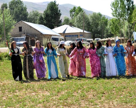 Yüksekova'da 03.04. TEMMUZ 2010 tarihleri arasında evlenen çiftleri sizler için sayfamıza taşıdık.