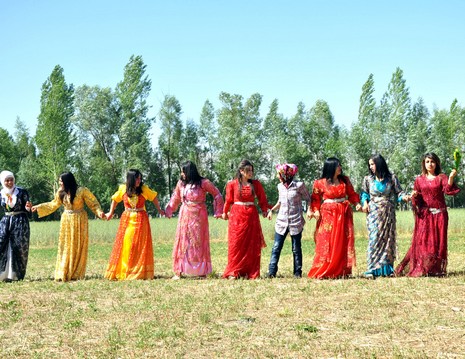 Yüksekova'da 03.04. TEMMUZ 2010 tarihleri arasında evlenen çiftleri sizler için sayfamıza taşıdık.