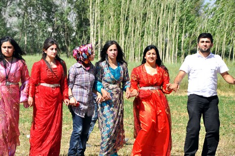 Yüksekova'da 03.04. TEMMUZ 2010 tarihleri arasında evlenen çiftleri sizler için sayfamıza taşıdık.