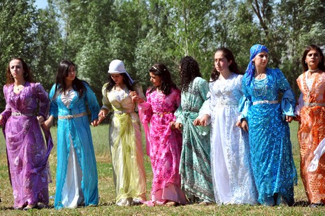 Yüksekova'da 03.04. TEMMUZ 2010 tarihleri arasında evlenen çiftleri sizler için sayfamıza taşıdık.