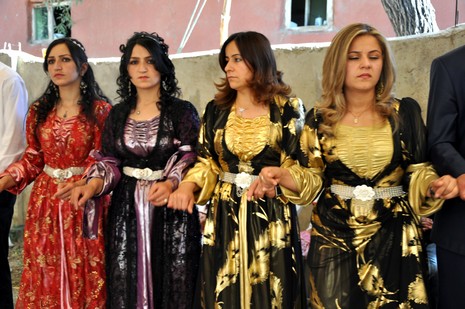 Yüksekova'da 03.04. TEMMUZ 2010 tarihleri arasında evlenen çiftleri sizler için sayfamıza taşıdık.