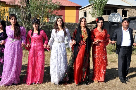 Yüksekova'da 03.04. TEMMUZ 2010 tarihleri arasında evlenen çiftleri sizler için sayfamıza taşıdık.