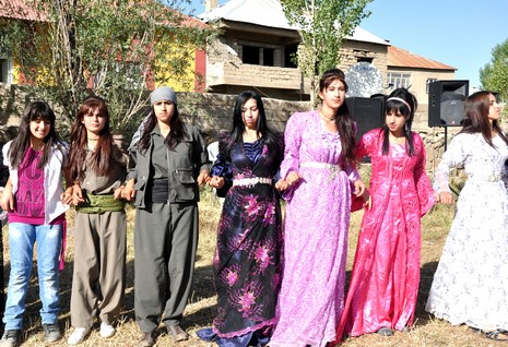 Yüksekova'da 03.04. TEMMUZ 2010 tarihleri arasında evlenen çiftleri sizler için sayfamıza taşıdık.