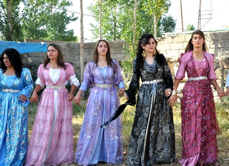 Yüksekova'da 03.04. TEMMUZ 2010 tarihleri arasında evlenen çiftleri sizler için sayfamıza taşıdık.