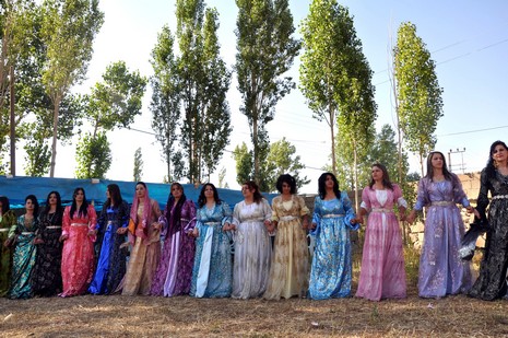 Yüksekova'da 03.04. TEMMUZ 2010 tarihleri arasında evlenen çiftleri sizler için sayfamıza taşıdık.