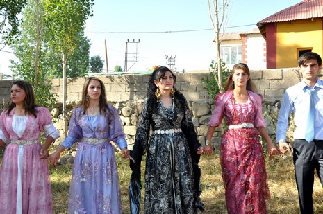 Yüksekova'da 03.04. TEMMUZ 2010 tarihleri arasında evlenen çiftleri sizler için sayfamıza taşıdık.