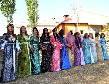 Yüksekova'da 03.04. TEMMUZ 2010 tarihleri arasında evlenen çiftleri sizler için sayfamıza taşıdık.