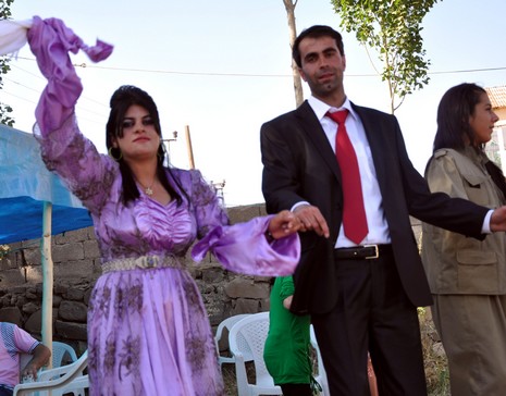 Yüksekova'da 03.04. TEMMUZ 2010 tarihleri arasında evlenen çiftleri sizler için sayfamıza taşıdık.