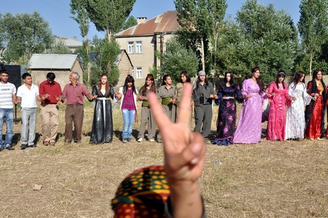 Yüksekova'da 03.04. TEMMUZ 2010 tarihleri arasında evlenen çiftleri sizler için sayfamıza taşıdık.