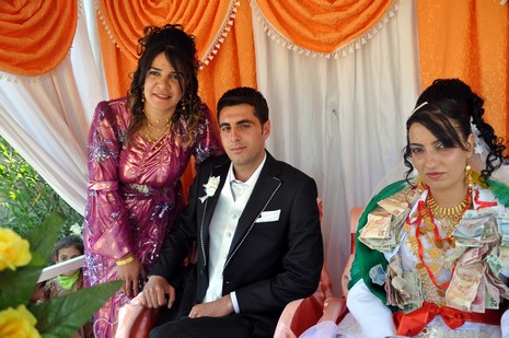 Yüksekova'da 03.04. TEMMUZ 2010 tarihleri arasında evlenen çiftleri sizler için sayfamıza taşıdık.