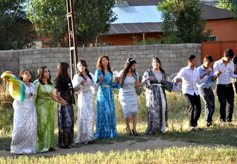 Yüksekova'da 03.04. TEMMUZ 2010 tarihleri arasında evlenen çiftleri sizler için sayfamıza taşıdık.