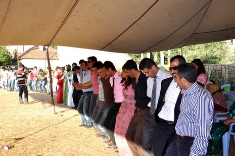 Yüksekova'da 03.04. TEMMUZ 2010 tarihleri arasında evlenen çiftleri sizler için sayfamıza taşıdık.