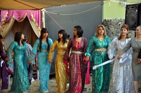 Yüksekova'da 03.04. TEMMUZ 2010 tarihleri arasında evlenen çiftleri sizler için sayfamıza taşıdık.