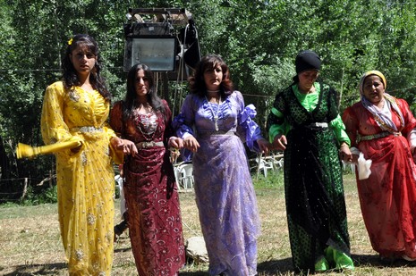 Yüksekova'da 03.04. TEMMUZ 2010 tarihleri arasında evlenen çiftleri sizler için sayfamıza taşıdık.