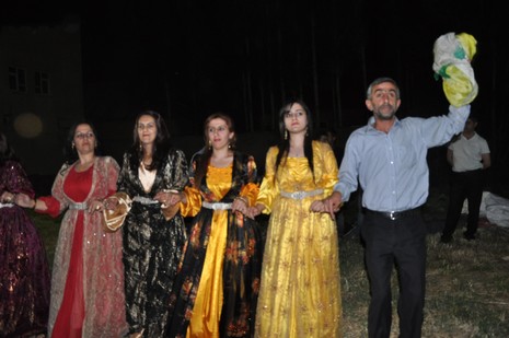 Yüksekova'da 03.04. TEMMUZ 2010 tarihleri arasında evlenen çiftleri sizler için sayfamıza taşıdık.