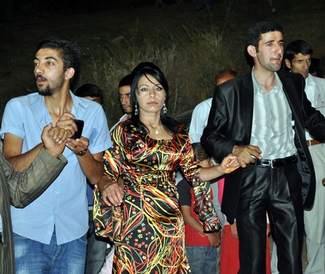 Yüksekova'da 03.04. TEMMUZ 2010 tarihleri arasında evlenen çiftleri sizler için sayfamıza taşıdık.