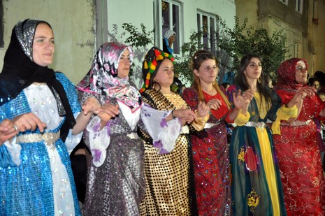 Yüksekova'da 03.04. TEMMUZ 2010 tarihleri arasında evlenen çiftleri sizler için sayfamıza taşıdık.