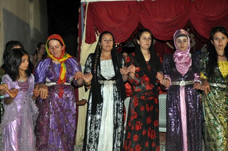 Yüksekova'da 03.04. TEMMUZ 2010 tarihleri arasında evlenen çiftleri sizler için sayfamıza taşıdık.