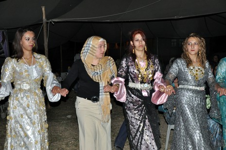 Yüksekova'da 03.04. TEMMUZ 2010 tarihleri arasında evlenen çiftleri sizler için sayfamıza taşıdık.