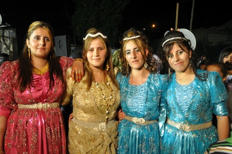 Yüksekova'da 03.04. TEMMUZ 2010 tarihleri arasında evlenen çiftleri sizler için sayfamıza taşıdık.