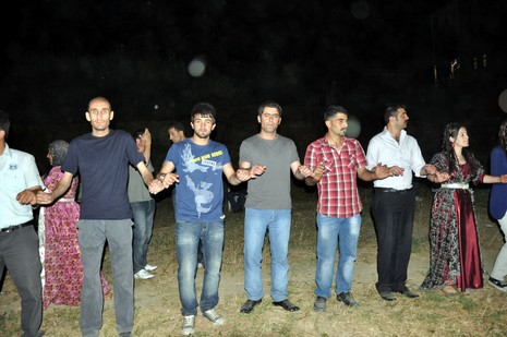 Yüksekova'da 03.04. TEMMUZ 2010 tarihleri arasında evlenen çiftleri sizler için sayfamıza taşıdık.