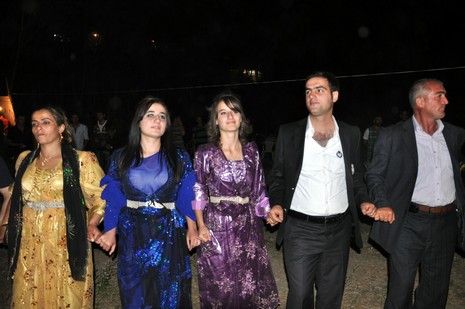 Yüksekova'da 03.04. TEMMUZ 2010 tarihleri arasında evlenen çiftleri sizler için sayfamıza taşıdık.