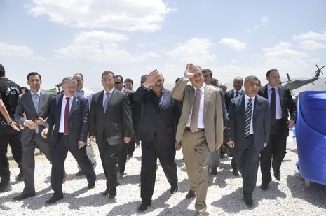 Yüksekovada yapılacak olan THY tören atma merasimi için Ulaştırma Bakanı Binali Yıldırım, Tarım ve Köyişleri Bakanı Mehdi Eker havaalanının temelini attı. 