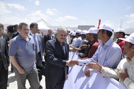 Yüksekovada yapılacak olan THY tören atma merasimi için Ulaştırma Bakanı Binali Yıldırım, Tarım ve Köyişleri Bakanı Mehdi Eker havaalanının temelini attı. 