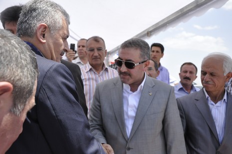 Yüksekovada yapılacak olan THY tören atma merasimi için Ulaştırma Bakanı Binali Yıldırım, Tarım ve Köyişleri Bakanı Mehdi Eker havaalanının temelini attı. 