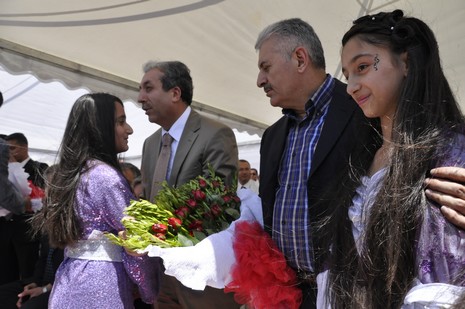 Yüksekovada yapılacak olan THY tören atma merasimi için Ulaştırma Bakanı Binali Yıldırım, Tarım ve Köyişleri Bakanı Mehdi Eker havaalanının temelini attı. 