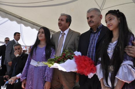 Yüksekovada yapılacak olan THY tören atma merasimi için Ulaştırma Bakanı Binali Yıldırım, Tarım ve Köyişleri Bakanı Mehdi Eker havaalanının temelini attı. 