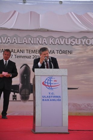 Yüksekovada yapılacak olan THY tören atma merasimi için Ulaştırma Bakanı Binali Yıldırım, Tarım ve Köyişleri Bakanı Mehdi Eker havaalanının temelini attı. 