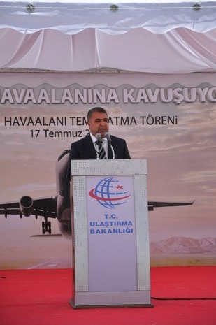 Yüksekovada yapılacak olan THY tören atma merasimi için Ulaştırma Bakanı Binali Yıldırım, Tarım ve Köyişleri Bakanı Mehdi Eker havaalanının temelini attı. 