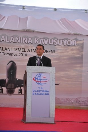 Yüksekovada yapılacak olan THY tören atma merasimi için Ulaştırma Bakanı Binali Yıldırım, Tarım ve Köyişleri Bakanı Mehdi Eker havaalanının temelini attı. 