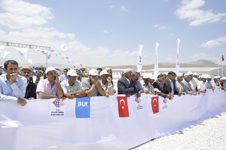 Yüksekovada yapılacak olan THY tören atma merasimi için Ulaştırma Bakanı Binali Yıldırım, Tarım ve Köyişleri Bakanı Mehdi Eker havaalanının temelini attı. 