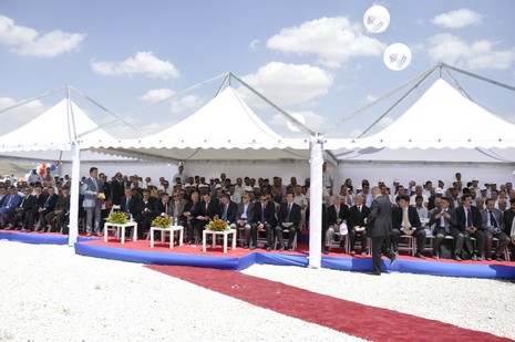 Yüksekovada yapılacak olan THY tören atma merasimi için Ulaştırma Bakanı Binali Yıldırım, Tarım ve Köyişleri Bakanı Mehdi Eker havaalanının temelini attı. 