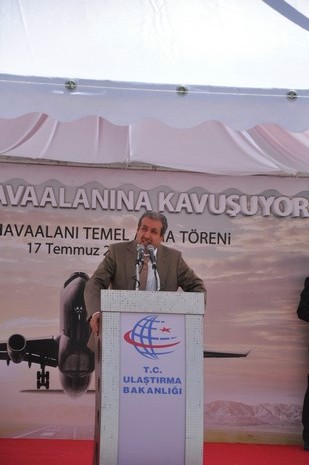 Yüksekovada yapılacak olan THY tören atma merasimi için Ulaştırma Bakanı Binali Yıldırım, Tarım ve Köyişleri Bakanı Mehdi Eker havaalanının temelini attı. 